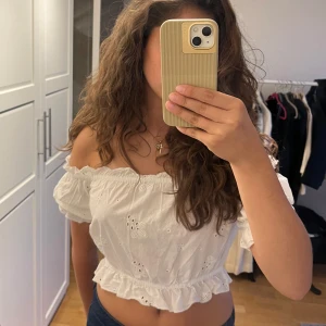 Vit topp - Vit topp perfekt till sommaren. Har använt några gånger men är i bra skick. Köparen står för frakt.
