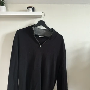 John Henric halfzip  - Säljer denna snygga halfzip från John Henric. Tröjan är använd men är fortfarande i ett fint skick. Storleken är M men sitter mer som en S. Hör av dig vid fler frågor eller funderingar!