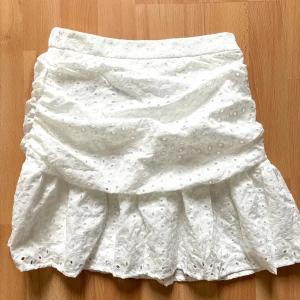 Ny oanvänd kjol - Nu, oanvänd söt kjol från Shein.  Strl 36 men mer som en 34.