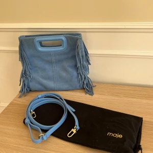 Maje väska  - Väska i mocka från Maje.  Dustbag, axelrem till.  23 x 20 x 7 cm 