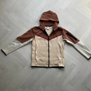 Nike tech fleece - Säljer nu denna tech fleece i en ovanlig färg kombination. Storlek S och är köpt från Nikes hemsida för ett par år sedan. Använd endast ett fåtal gånger och priset kan diskuteras vid snabb affär!