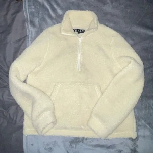 Teddy jacka  - Säljer denna jättefina teddy fleece/jacka som är perfekt till hösten. Inga defekter men den är lite nopprig på insidan men inget jag tänkt på. Använt ca 5-6 gånger. Den är ish ljusbeige, storlek xs men passar även s kanske M