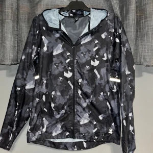 Windbreaker - Otroligt fet och unik windbreaker! Passar storlek S och ör knappt använd!