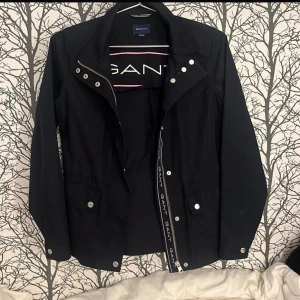 Gant jacka - Gant jacka som är i storlek 146/152. Använd en gång🩷Köptes för 1899kr (Nypris) Bara att höra av sig ifall du vill ha fler bilder! Den är väldigt mörkblå så ser kanske lite svart ut på bilden
