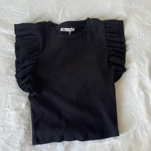 Cropped Stockholm Stil Tröja  - Jätte fin och petit blus från ZARA! Aldrig använda förut! Är i storlek M men passar till folk som har XS eller S då den har en stretchig tyg!