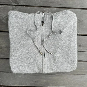 Cashmere hoodie - Tjena, säljer denna feta kashmir hoodie:n. 10/10 skick. Bara att höra av dig vid ytterligare frågor🙌✅