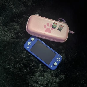 Nintendo Lite - Säljer för de kommer aldrig till användning! Riktigt bra skick! två spel medföljs till pris av cirka 1000kr tillsammans! Animal crossing och mario kart:) fodral skickas också. Betalning skes via swish och postas med postnord!
