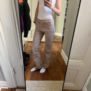 Billiga manchesterbyxor - Helt nya - Helt nya byxor från Brandy Melville. Aldrig använt eftersom jag har råkat beställt två av samma.  Priset är förhandlingsbart. DM mig om storleken 💕