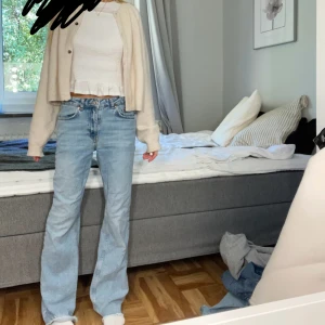 Ljusblåa low waist bootcut jeans  - Ett par jättesnygga low waist ljusblåa jeans, fransade nedtill, i nyskick💓💓