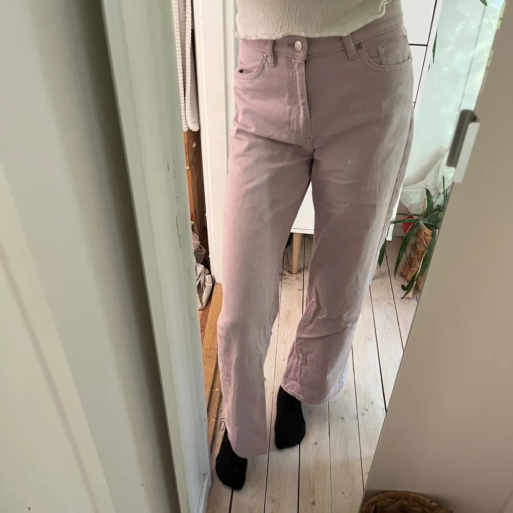 Ljuslila jeans från monki. Midjemått: 35 cm rakt över. Innerbenslängd: 76 cm. Några små fläckar som ej går bort i tvätten men som knappt syns. . Jeans & Byxor.