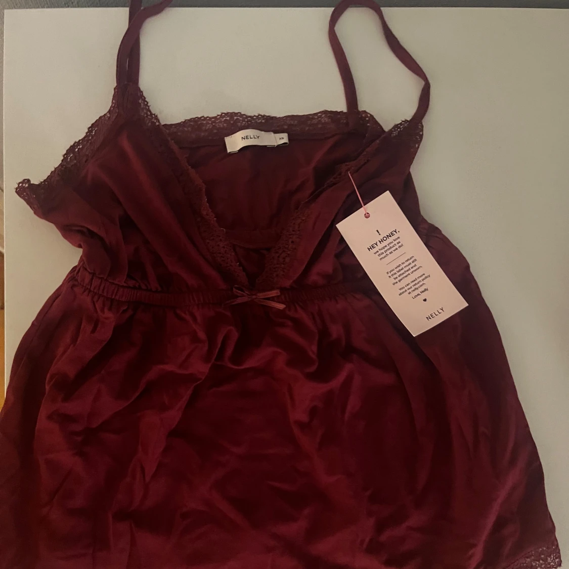 Vinröd satinlinne med spetsdetaljer - 91