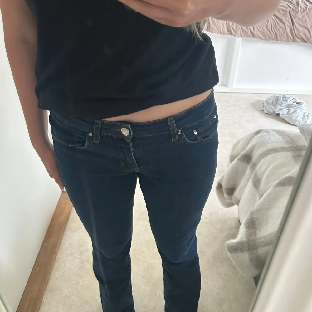 Säljer nu dessa jättefina lågmdijade jeansen som knappt är använda, säljer då jag rensar mina jeans!Nypris är 500kr 🥰. Jeans & Byxor.