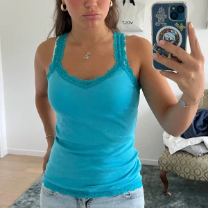 Blå topp med spets! - Så fint linne från Hollister köpt secondhand💗  Storlek XS men det passar S också!
