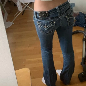 Miss Me Jeans - Lågmidjade bootcut/flare Miss Me jeans men snygga bakfickor och detalj på framsidan🩷 Mått: waist straight across= ca 36 cm Innerbenslängd= ca 74 cm❤️