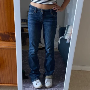 Lågmidjade jeans - Lågmidjade jeans som sitter perfekt. De passar sjukt bra till stockholmstil men också stilar som streetwear och skate Pris går att diskutera!! 