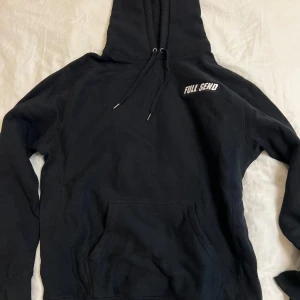 Full send hoodie - Riktigt fet full send hoodie med ett stort broderat tryck på ryggen!