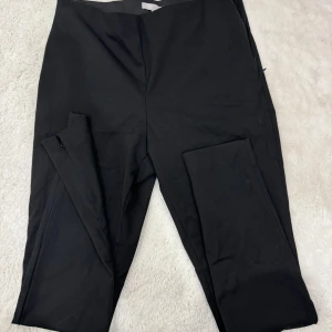 Svarta kostymbyxor  - Storlek XL/42  Såå fina sitter lätt på kroppen och passar till allt 🩷