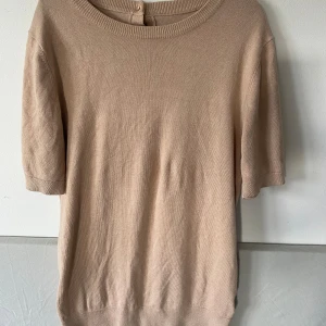 Tröja - Jätte fin beige tröja ifrån zara. Den är i strl S och har inga synliga tecken på användning🥰