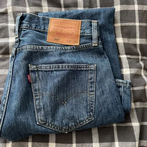 Levis 501 - Levis 501 i storlek W30 L30. Knappt använda i jättefint nyskick. 