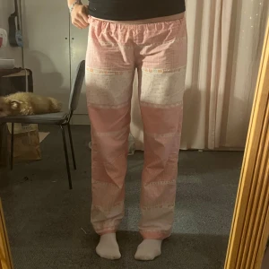 Rosa pyjamas byxor 😘 - Lågmidjade rosa pyjamas byxor 😊 Med olika mönster 💞