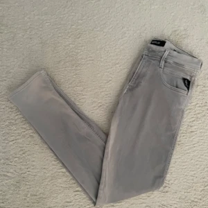 Replay jeans - Replay jeans i färgen ljusgrå, storleken på jeansen är 30-32, modell på bilden är 180cm, nypris på dessa är 1800kr säljer mina för 800kr