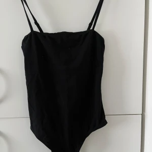 Body från Gina Tricot  - Svart body från Gina Tricot i Storlek S