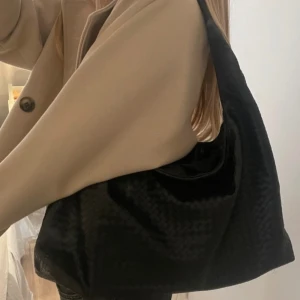 Vävd svart väska  - Säljer denna jättefina stora väska som är helt oanvänd och ny med lappen kvar. 