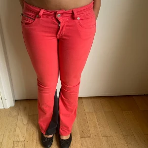 Remake jenas - Super fina unika jeans. Jeansen är i grunden från ”Pepe jeans” men jag har gjort om dom till bootcut.  Midjemått: 37 cm rakt över (37x2). Passar mig som är ca. 160 cm lång. 