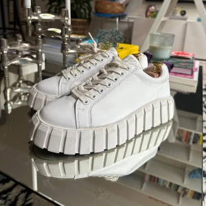 Eytys vita sneakers strl 39  - Använda vid enstaka tillfällen