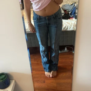 Snygga jeans - Assnygga jeans i 100% bomull💕 storlek 38 och jag är 166cm💞 så coolt med sömmar mitt på