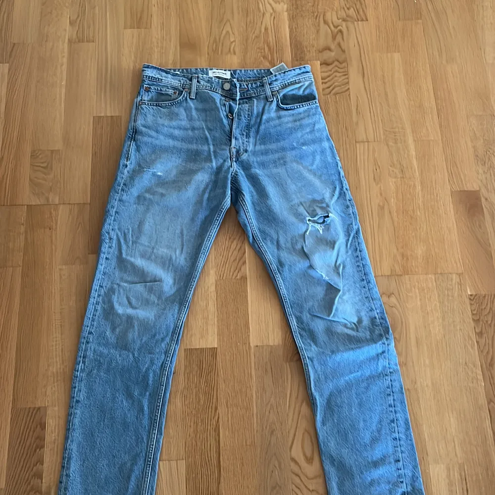 Ett par straight jack&jones jeans Använda fåtal gånger, då dom inte kommer till användning. Storlek 30/32😊 skriv för fler frågor🌸. Jeans & Byxor.