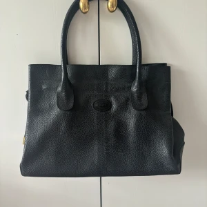 Handväska - En skit snygg tod’s handväska som är i ny skick. pris kan diskuteras 