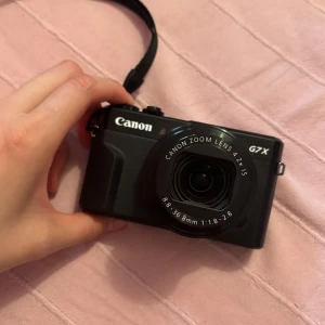Canon G7X mark 2 - Den trendiga Kamran Canon G7X mark 2 säljar jag nu. Kommer i box med laddare, batteri och SD kort.  Kan mötas upp i centralt Stockholm 