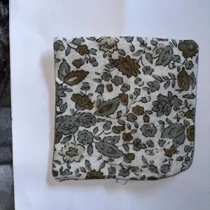 Lavendelkudde  - Handgjord Lavendelkudde, ca 9x9 cm. Lavendelkudden är inte fylld men jag fyller den när någon köper den. Jag fyller den med ris och lavendel och man kan t.ex. ha den i en garderob elr i ett skåp så det luktar gott.