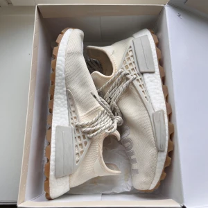 Adidas Humanrace  - Säljer dessa snygga créme färgade Adidas Humanrace i storlek 43 1/3, bra skick och kartong plus extra skosnören medföljer. Pris kan diskuteras.