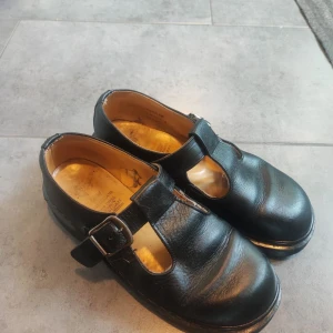 Dr martens loafers  - Fina äkta svarta Dr Martens i läder. Använda men fortfarande i väldigt bra skick. Resåren vid metallspännet har blivit lagad. Men annars är dem näst intill som nya! Storlek 40 med innemått på ca 25 cm.  