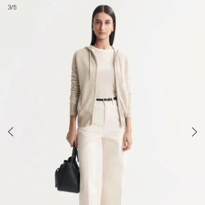 Soft Goat hoodie - En ljus Soft Gaot hoodie, använd 2 gånger. Skriv till mig för mer bilder. Strolek M.  Nypris: 2 700 kr.