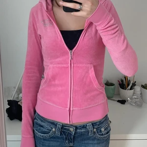 Rosa juicy couture zip-up - Super söt rosa juicy zipup med detaljer på både fram och baksidan. Den är köpt på vinted men knappt använd av mig och i bra skick. Skriv om du undrar något💗