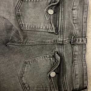 Jeans för små för mitt barn  - jätte fina gråa jeans 