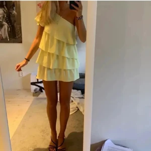 Gul volang klänning - Säljer min gula volang klänning då den inte kommit till användning. Är i storlek M men passar lika bra som en Xs/s då den är liten i storlek💕Tar emot prisförslag!