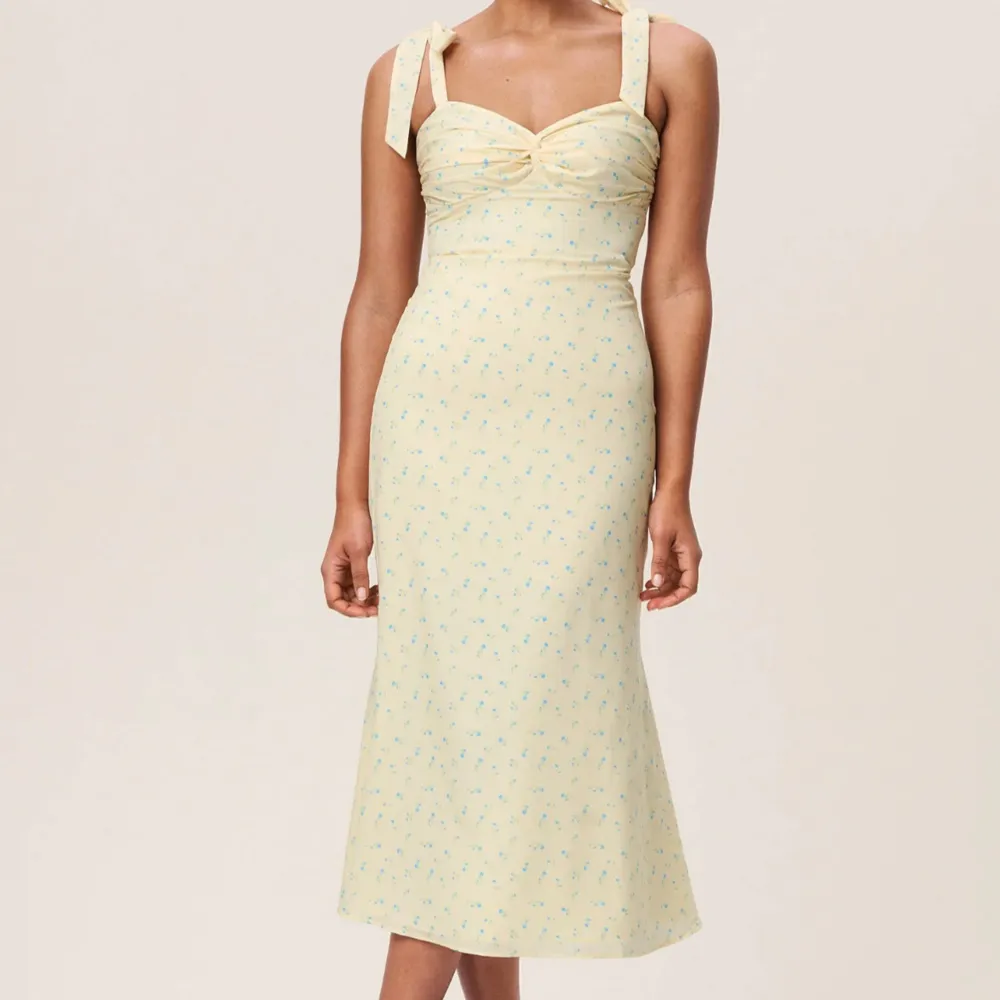 Belgatto midi dress pastel yellow ifrån Adoore.  Storlek 32, men passar mig som är en Xs/S Valde att behålla en annan och retur tiden hann gå ut så därför säljer jag den🥰 Nypris ligger på 1595kr Skriv för fler bilder. Priset går att diskutera!. Klänningar.