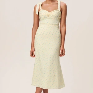 Adoore klänning - Belgatto midi dress pastel yellow ifrån Adoore.  Storlek 32, men passar mig som är en Xs/S Valde att behålla en annan och retur tiden hann gå ut så därför säljer jag den🥰 Nypris ligger på 1595kr Skriv för fler bilder. Priset går att diskutera!