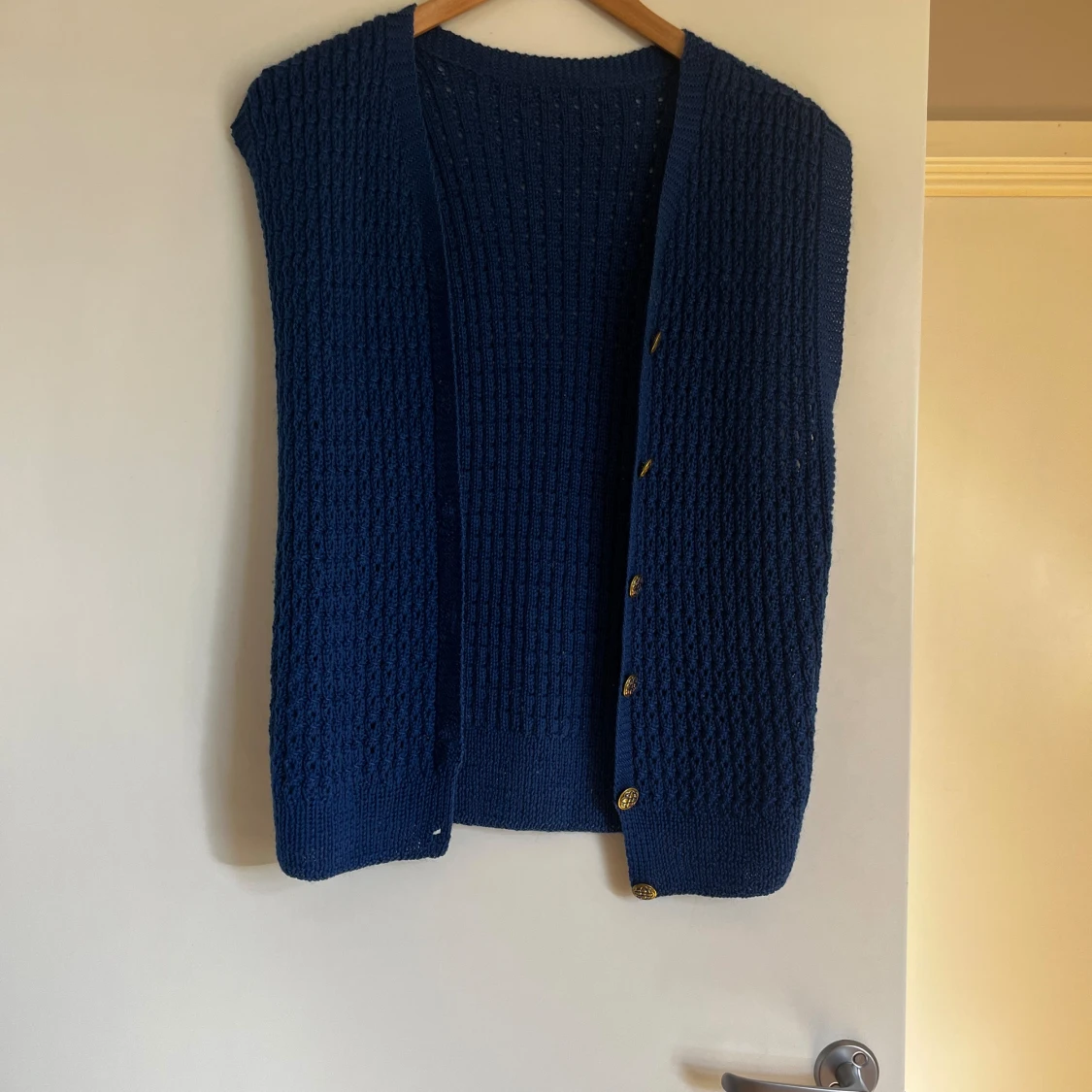 Blå stickad väst med guldknappar - 92