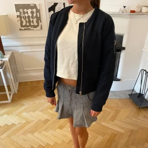 Bomberjacka  - Snygg marinblå bomberjacka 💓