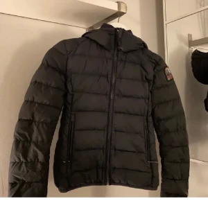 Parajumper  - Säljer min parajumper jacka då jag inte använder den (Bilderna är lånade från hon jag köpte den av)  Jackan är i bra skick och jag köpte den för 1000kr
