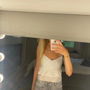 Vitt volanglinne - Ett sött volanglinne med små blommor💓