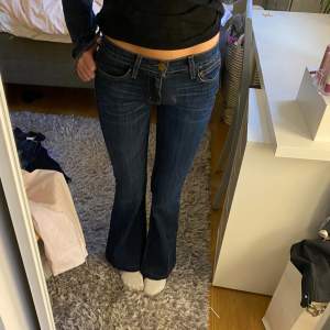 Super snygg Low waist jeans, köpte dem i en secon hand i LA, men va tyvärr lite stora. jätte fint skick och lappen sitter kvar. 💕💌  Ja, midjemåttet är 36cm och innerbenslängden är 74cm💕