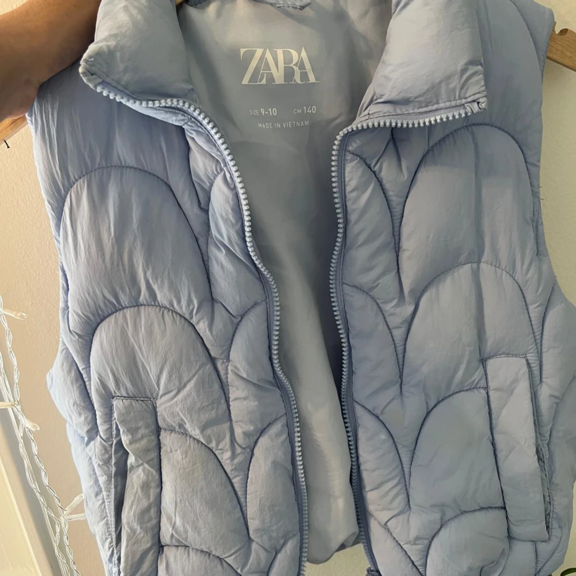 Ljusblå dunväst från Zara