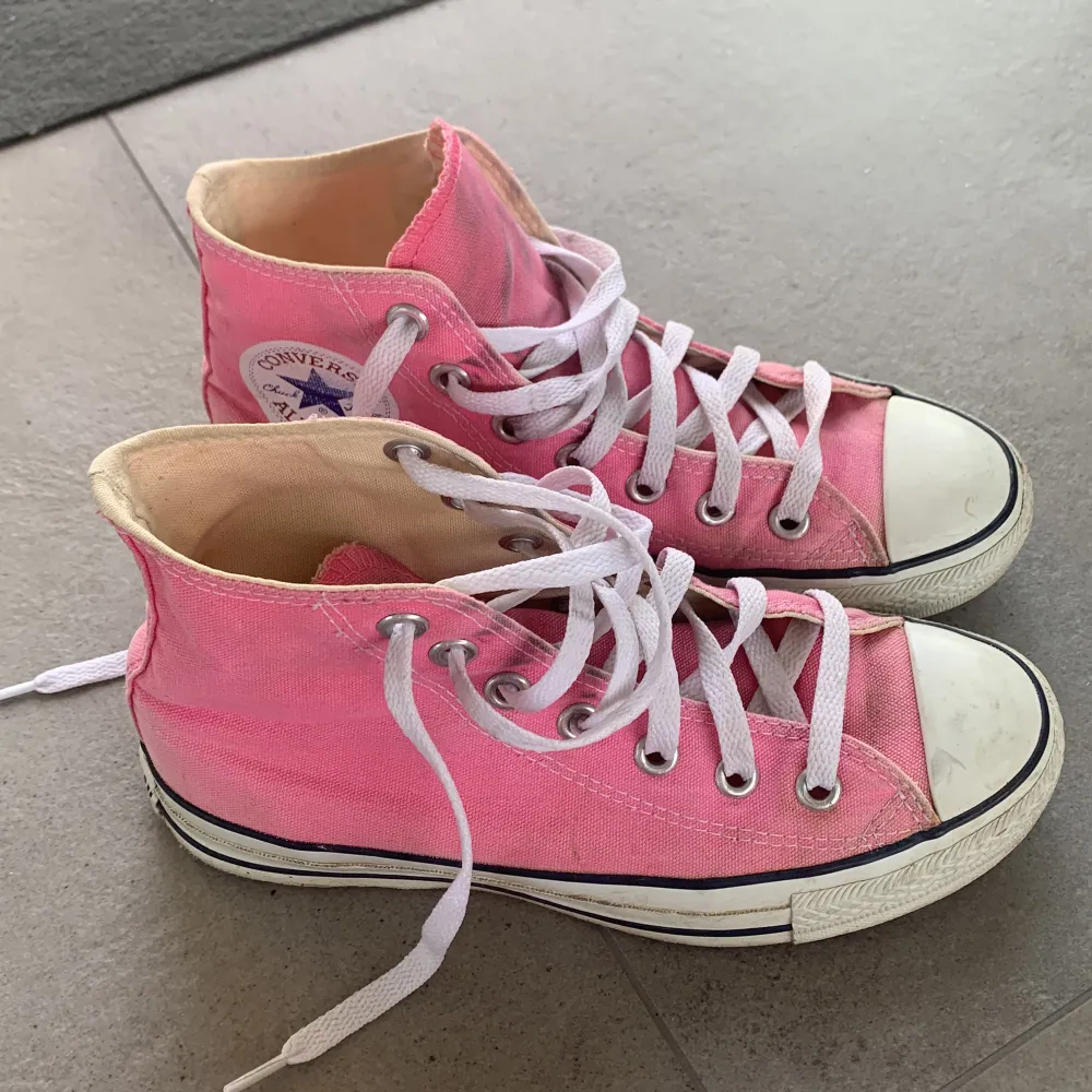 Ett par rosa converse i storlek 36 som jag köpte på en loppis förra sommaren, de är lite slitna och smutsiga men har nya skosnören. . Skor.