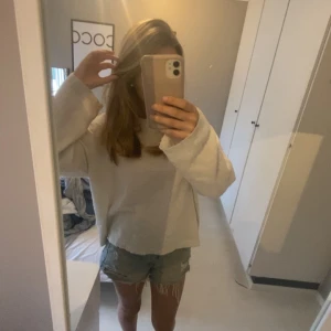 Vit stickad tröja - Säljer en supermysig vit stickad tröja som är perfekt för kyliga dagar. Den har en avslappnad passform och långa ärmar, vilket gör den både bekväm och stilren. Perfekt att matcha med jeans eller shorts för en casual look.💖